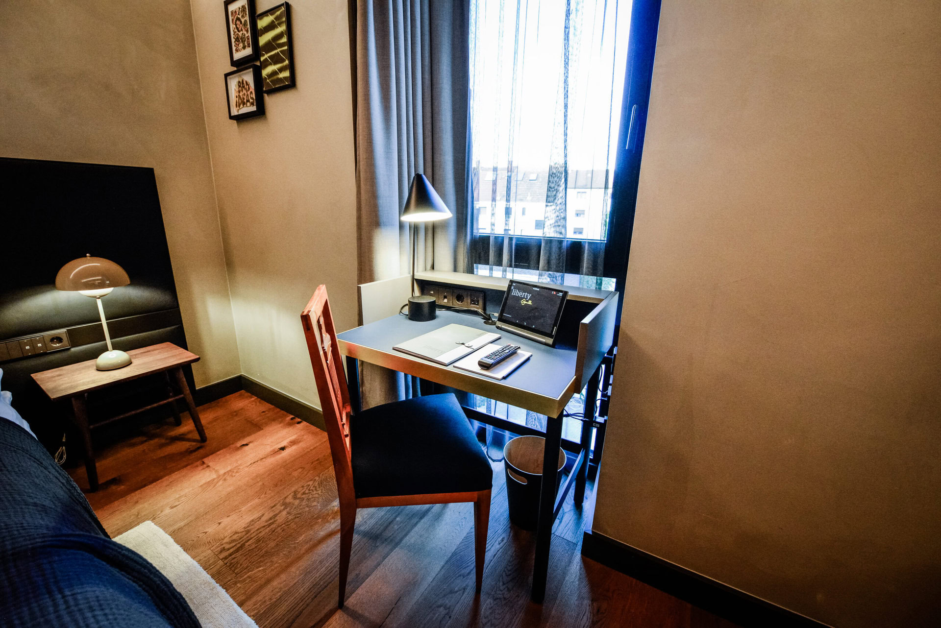 Classic Room Work Area - Hotel Liberty