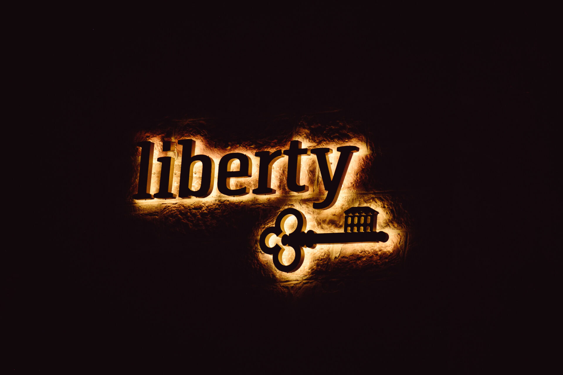 Hotel Liberty Logowand