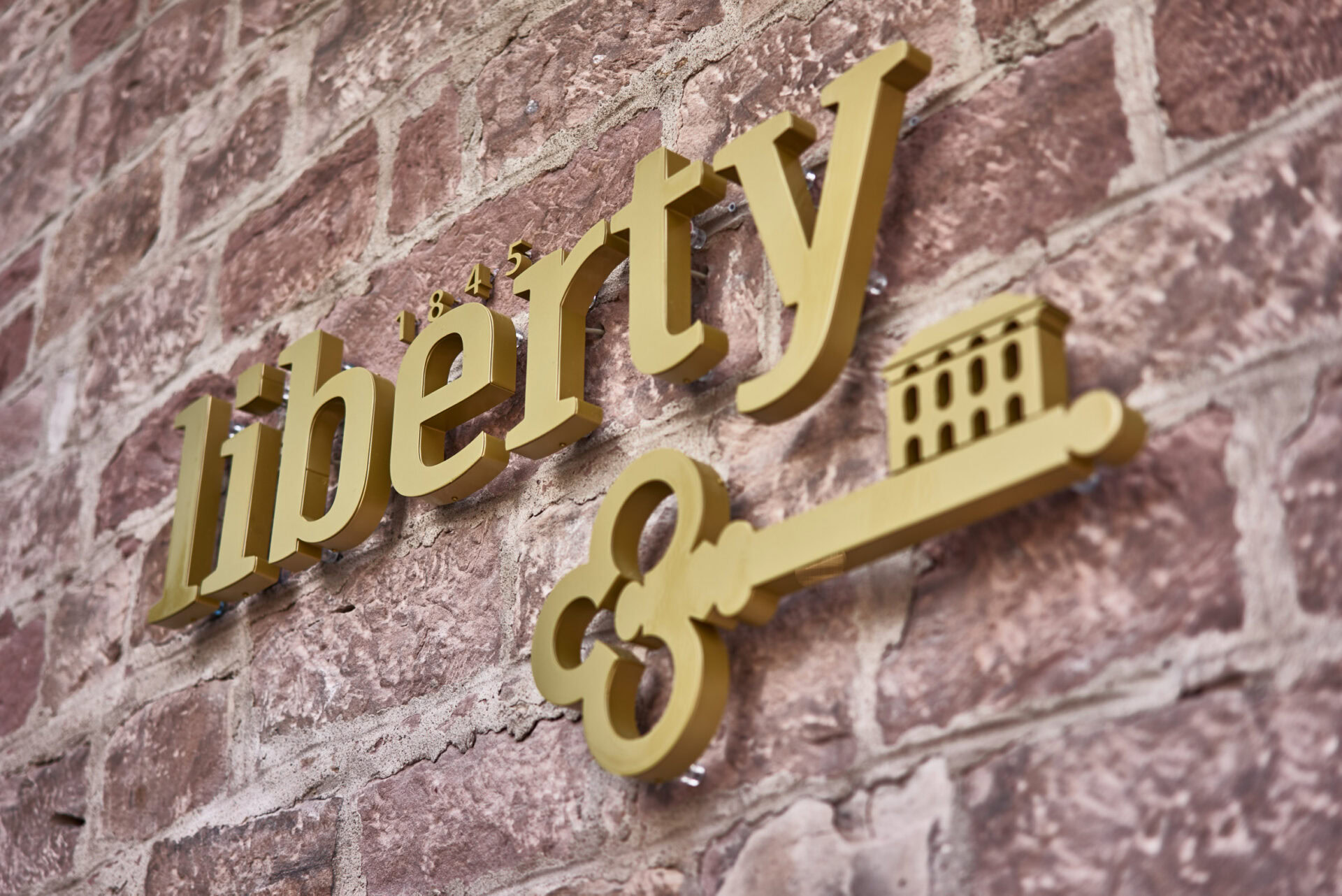 Liberty Logo in der Mauer - Hotel Liberty
