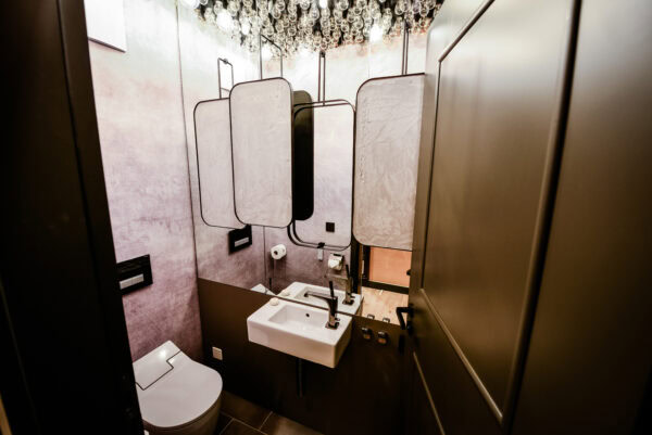 Moderne Badezimmer im Hotel Liberty mit stylischer Wandgestaltung und hochwertigen Sanitäreinrichtungen.