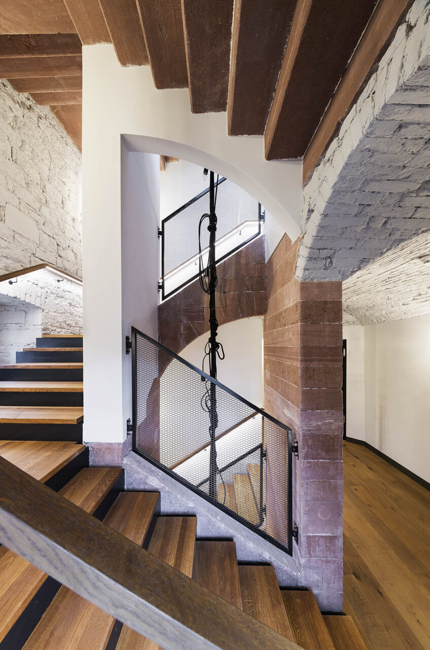 Treppenhaus nachher - Hotel Liberty