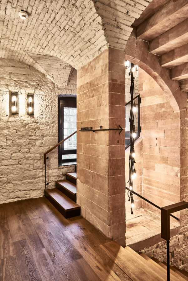 Treppenhaus nachher - Hotel Liberty